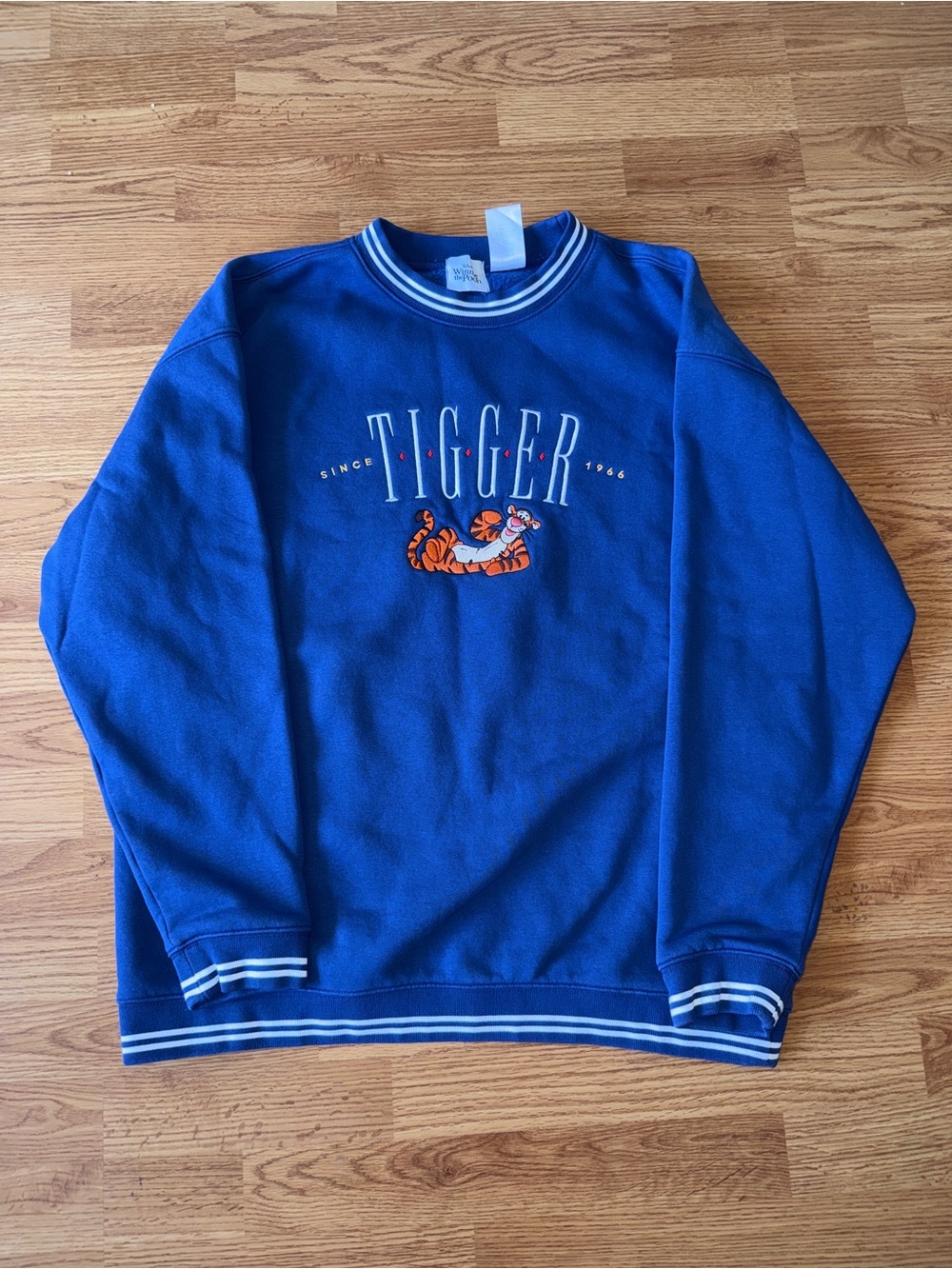 Disney Winnie the Pooh Embroidered Tigger Crewneck Size XL
